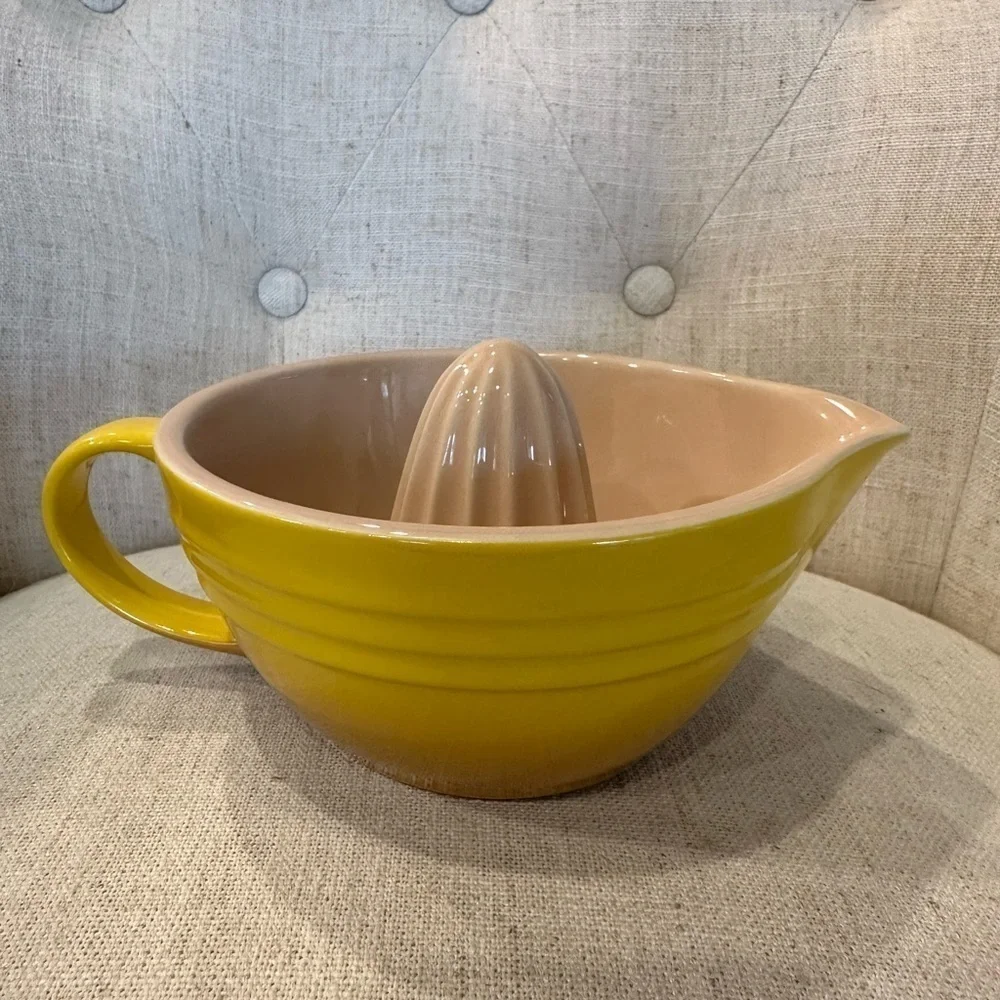 Le Creuset Rare Yellow On Yellow Color Citrus Juicer Squeezer Lemon Orange NICE